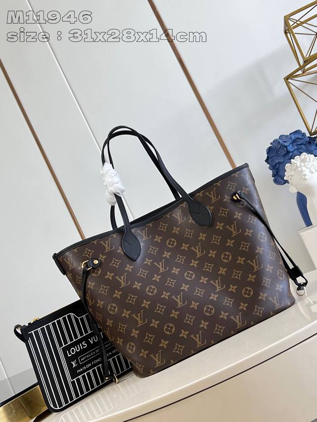 出厂价 海外顶级原单 M11946黑 Neverfull Inside Out 中号手袋以 Monogram 帆布与粒面皮革演绎崭新双面设计，其可拆卸口袋便于轻