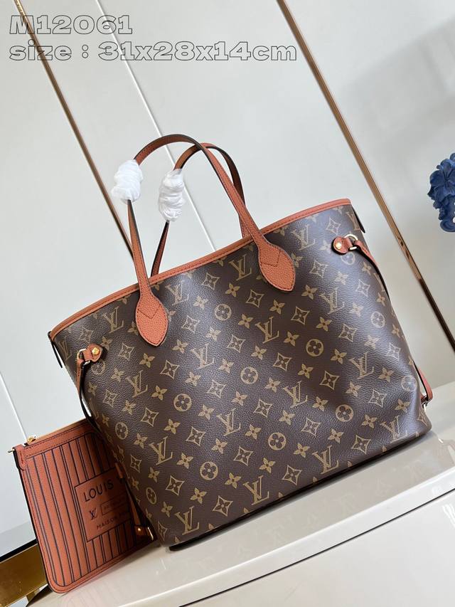 出厂价 海外顶级原单 M12061棕 Neverfull Inside Out 中号手袋以 Monogram 帆布与粒面皮革演绎崭新双面设计，其可拆卸口袋便于轻