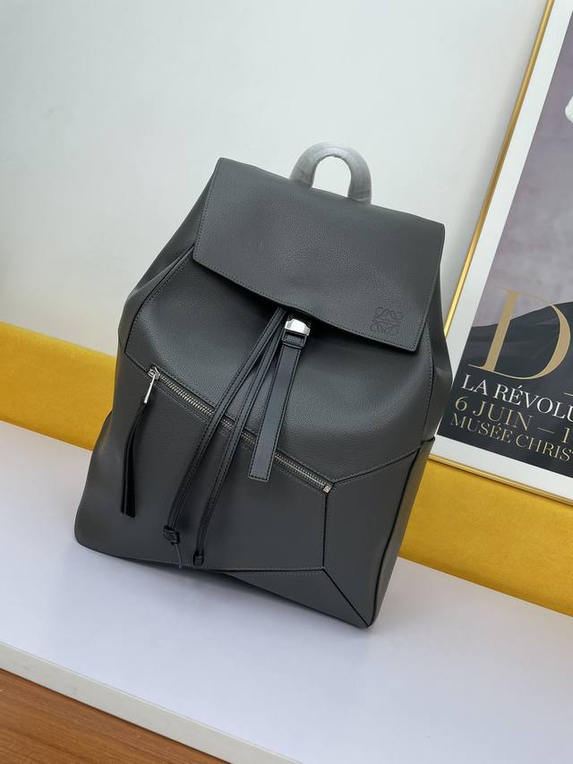 新款 Loew* Backpack 颜色: 型号k68 材料: Soft Grained Calf Classic Ca 金属配色: 金属灰 尺寸: 33X44