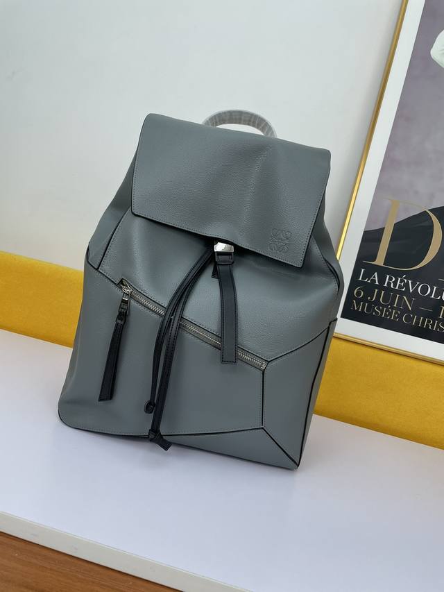 新款 Loew* Backpack 颜色: 型号k68 材料: Soft Grained Calf Classic Ca 金属配色: 金属灰 尺寸: 33X44