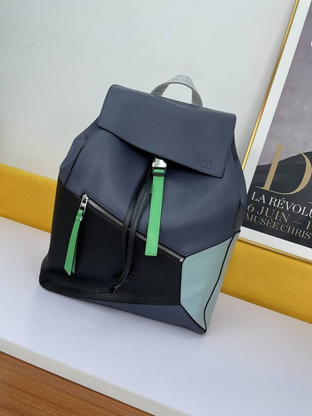 新款 Loew* Backpack 颜色: 型号k68 材料: Soft Grained Calf Classic Ca 金属配色: 金属灰 尺寸: 33X44