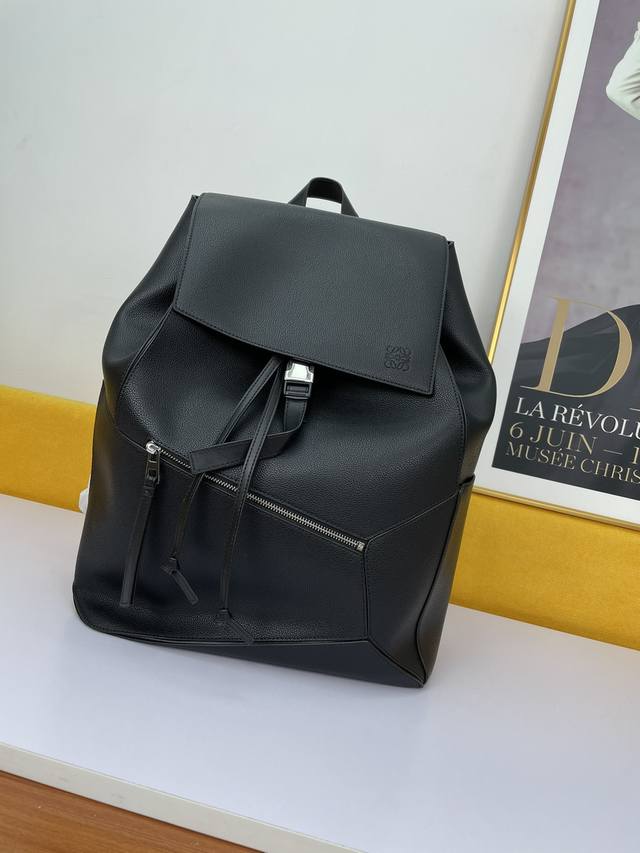 新款 Loew* Backpack 颜色: 型号k68 材料: Soft Grained Calf Classic Ca 金属配色: 金属灰 尺寸: 33X44