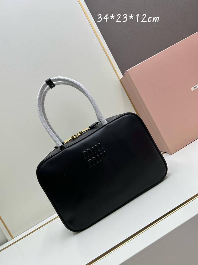 顶级原单 5Bb117：Miumiu新品拼接公文包，重手工制作，采用多种皮质拼接而成，大胆创新的设计完美诠释了miu不拘一格，潇洒随意包容的人生态度，这款包包很