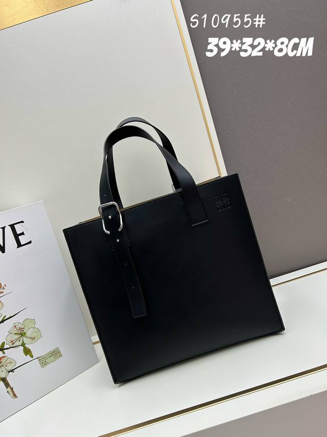 Loewe Buckle Tote 不带拉链 荔枝纹深灰手袋 男仕灰色托特包，型號3050 宽大的容量和纤细的轮廓。扁平和不对称的双顶部手柄，饰有标志性的弧形开