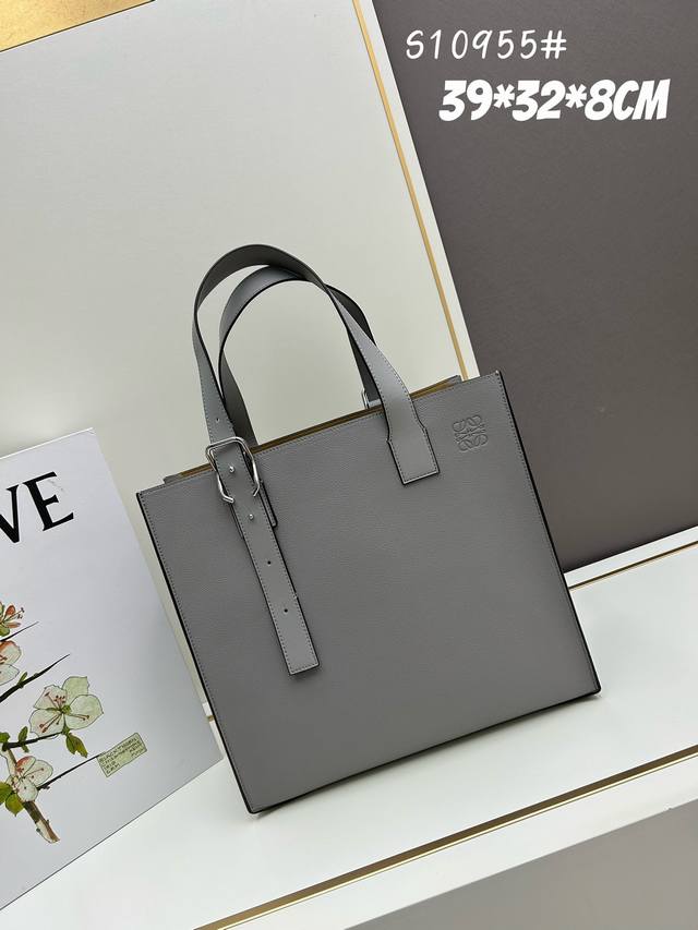 Loewe Buckle Tote 不带拉链 荔枝纹深灰手袋 男仕灰色托特包，型號3050 宽大的容量和纤细的轮廓。扁平和不对称的双顶部手柄，饰有标志性的弧形开