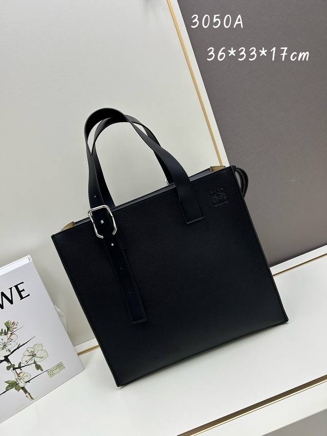 Loewe Buckle Tote手袋 新版本带拉链 男仕托特包，型號3050A 宽大的容量和纤细的轮廓。扁平和不对称的双顶部手柄，饰有标志性的弧形开口搭扣，可