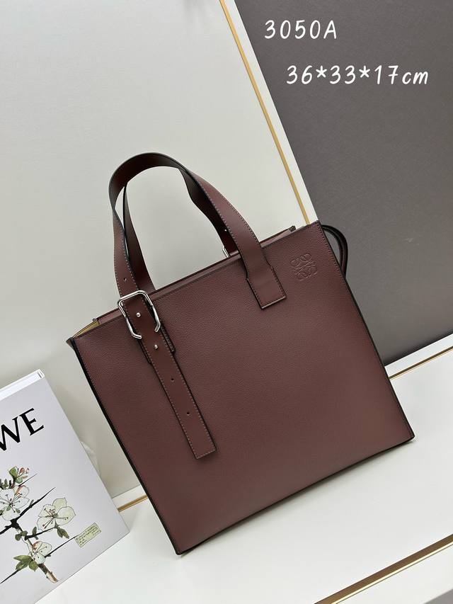 Loewe Buckle Tote手袋 新版本带拉链 男仕托特包，型號3050A 宽大的容量和纤细的轮廓。扁平和不对称的双顶部手柄，饰有标志性的弧形开口搭扣，可