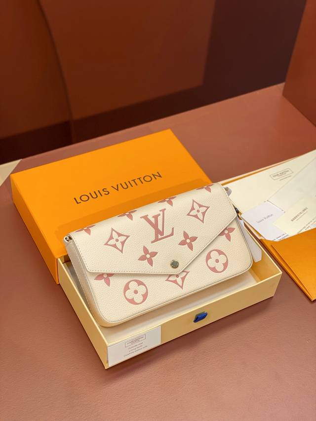 出厂价 M82047 奶白色！Félicie Pochette 链条包！特别款 Félicie Pochette 链条包以微妙渐变色彩渲染 Monogram E