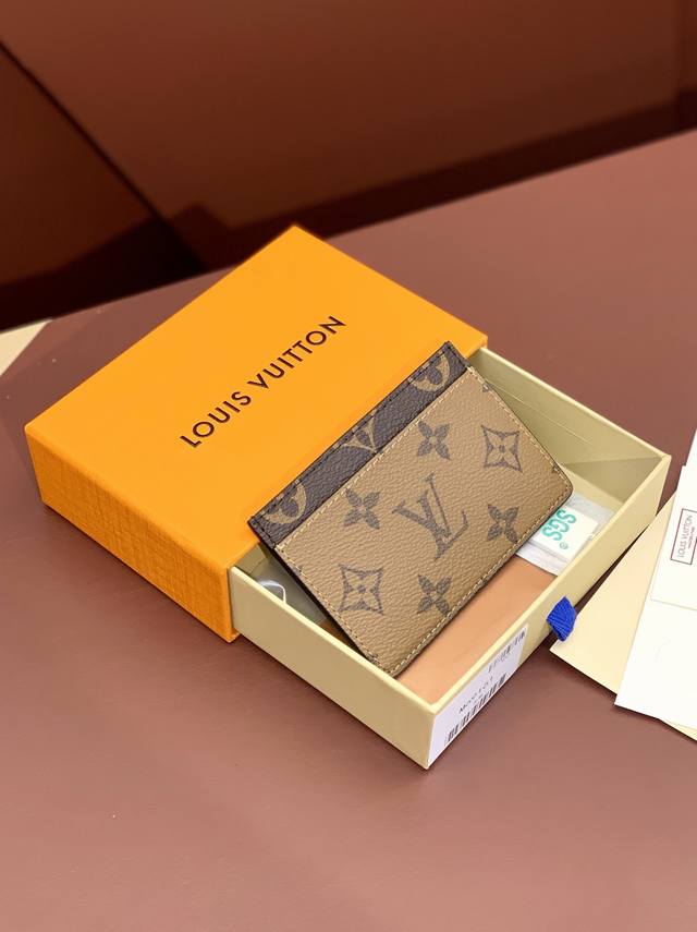 出厂价 M69161 黄花！此款采用全新涂层帆布材质的卡片夹风格靓丽而时髦，体积小巧，可轻松收入口袋中。配有中央口袋与四个插槽，可存放信用卡、飞机与车船票以及名