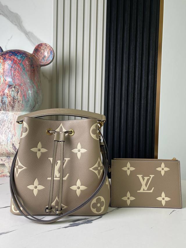 出厂价 顶级原单 独家实拍 M45555灰色丝印 顶级原单 本款 Néonoé 中号水桶包为压纹皮革铺陈超大 Monogram 印花,搭配抽绳和粘合内衬,其中央 出厂价 顶级原单 独家实拍 M45555灰色丝印 顶级原单 本款 Néonoé 中号水桶包为压纹皮革铺陈超大 Monogram 印花,搭配抽绳和粘合内衬,其中央