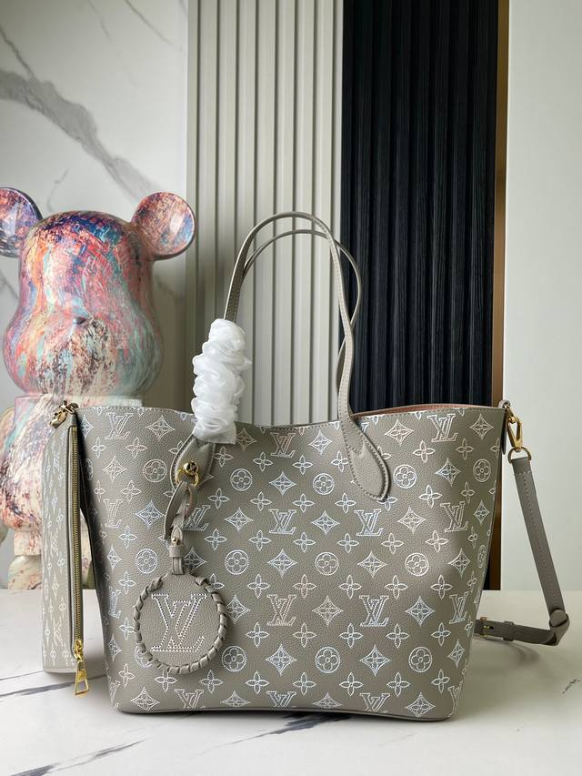 出厂价 顶级原单 独家实拍 M23387浅灰 全皮购物袋系列 本款 Blossom 中号托特包取材轻盈镂花牛皮革,将穿孔 Monogram 图案铺陈于雅致皮革之 出厂价 顶级原单 独家实拍 M23387浅灰 全皮购物袋系列 本款 Blossom 中号托特包取材轻盈镂花牛皮革,将穿孔 Monogram 图案铺陈于雅致皮革之