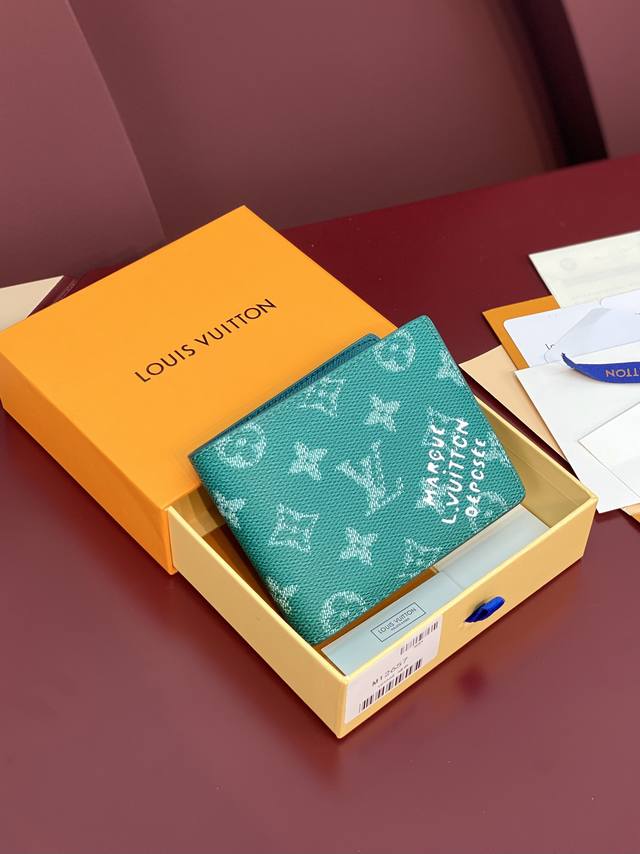 出厂价 M12657 绿色!Multiple 钱夹、本款 Multiple 钱夹以 Monogram Heritage 帆布释放摩登格调,细腻展现纵横纹理和 M 出厂价 M12657 绿色!Multiple 钱夹、本款 Multiple 钱夹以 Monogram Heritage 帆布释放摩登格调,细腻展现纵横纹理和 M