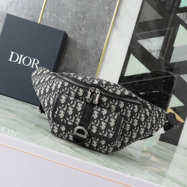 这款 Dior 8 腰包是二零二五春季男装系列新品，时尚实用。采用米色和黑色 Oblique 印花面料等材质精心制作，正面翻盖口袋饰以 Dior 8 搭扣。拉链