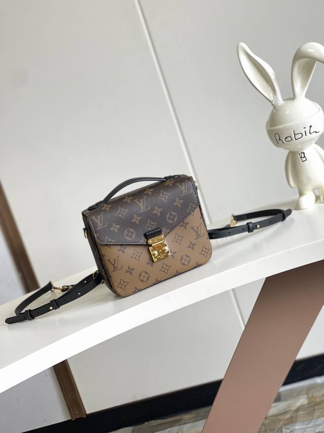 海原外单 独实家拍 动态变码芯片m11941双肩邮差包pochette Métis 手袋本次以双肩包构型跃入新季潮流视野。涂层帆布包身铺陈 Monogram 与 海原外单 独实家拍 动态变码芯片m11941双肩邮差包pochette Métis 手袋本次以双肩包构型跃入新季潮流视野。涂层帆布包身铺陈 Monogram 与