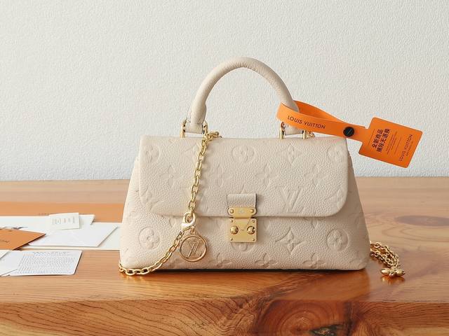 变码芯片版顶级原单、加强版nano Madeleine 手袋以 Monogram Empreinte 皮革演绎 Madeleine 手袋的袖珍版本，搭配经典 S