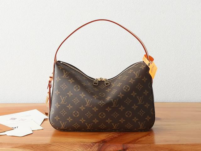变码芯片版顶级原单、加强版slouchy 小号手袋采用路易威登经典 Monogram 帆布，以肩背手提两相宜的别致廓形驾驭商务办公或周末出游等各式场合。崭新挂锁
