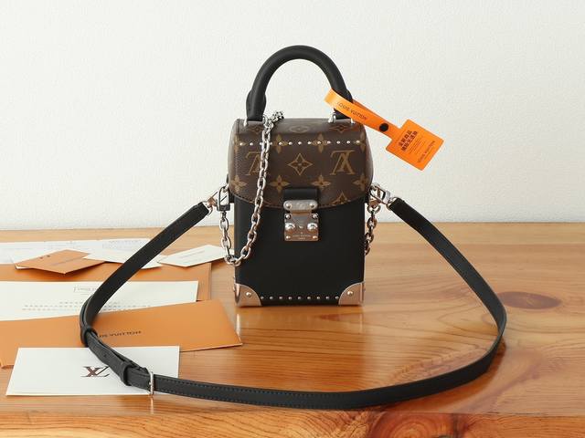 变码芯片版顶级原单、加强版lv Vibe 家族推出新款 Camera Box 手袋。光泽牛皮革裁出别致构型，Monogram 细节升格经典风范，S-Lock 锁