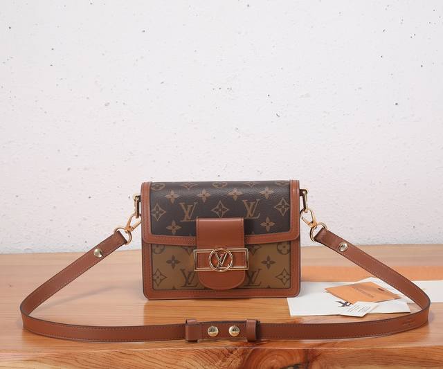 顶级原单、全钢五金 Nicolas Ghesquière 于 年春夏季推出全新 Mini Dauphine 手袋。迷你设计融合 Monogram 以及 Mono