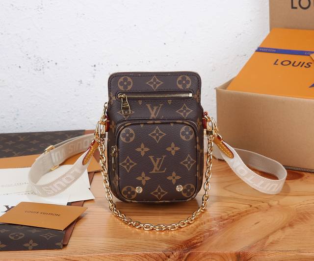 顶级原单，全钢五金utility Phone Pocket 手机包以 Monogram 帆布裁出灵活构型，为多款智能手机提供随行之所。拉链袋稳妥收纳卡片、现金或