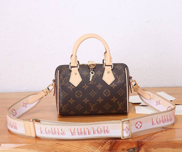 顶级原单、全钢五金 Speedy Bandoulière 20 手袋采选 Monogram 帆布、牛皮革饰边和织物内衬，以玲珑尺寸延续路易威登 Speedy 旅