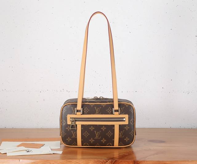 顶级原单、全钢五金 Cité 手袋以路易威登典藏的同名矩形手袋为蓝本，采用 Monogram 帆布塑造柔软构型。长手柄方便肩背，皮革侧带、拉链前袋和大号拉链头倍