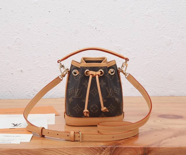 顶级原单、全钢五金本款 Nano Noé 手袋浓缩 1932 年 Noé 手袋的经典构型,以 Monogram 帆布和牛皮革饰边融合传统设计和当代功能。充裕空间 顶级原单、全钢五金本款 Nano Noé 手袋浓缩 1932 年 Noé 手袋的经典构型,以 Monogram 帆布和牛皮革饰边融合传统设计和当代功能。充裕空间