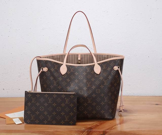顶级原单、全钢五金 Neverfull 中号手袋本款 Neverfull 中号手袋结合了经典设计与标志性细节。由柔软 Monogram 帆布制成，采用多彩织物内