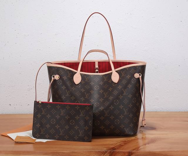 顶级原单、全钢五金 Neverfull 中号手袋本款 Neverfull 中号手袋结合了经典设计与标志性细节。由柔软 Monogram 帆布制成,采用多彩织物内 顶级原单、全钢五金 Neverfull 中号手袋本款 Neverfull 中号手袋结合了经典设计与标志性细节。由柔软 Monogram 帆布制成,采用多彩织物内