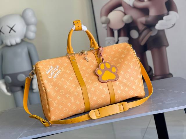 M12880 本款 Keepall Bandoulière 45 旅行袋为 Monogram Giant 涂层帆布搭配 Monogram Reverse 饰边，