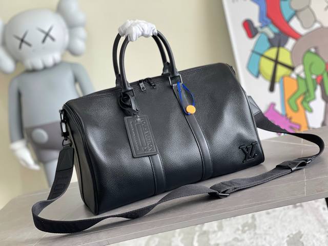 顶级原单调价 M57088 全皮 推出 Aerogram 版本的新款 Keepall Bandoulière 40 旅行袋，由黑色柔软粒面皮革制成，内敛时尚。黑