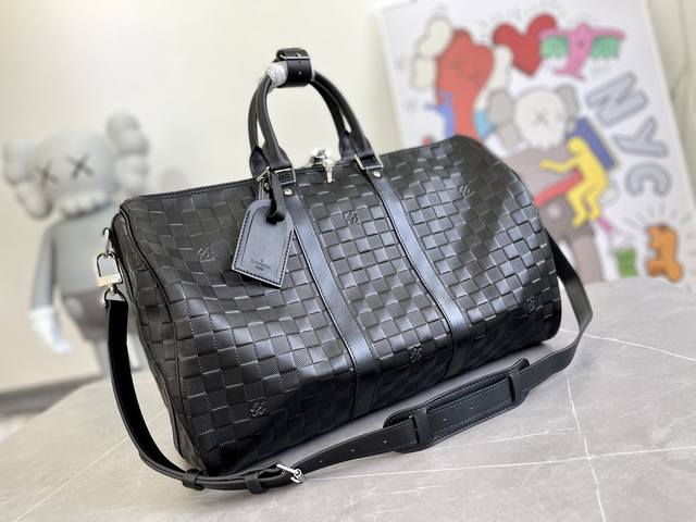 顶级原单 N41145 这款keepall 45 配肩带旅行袋采用柔软的damier Infini 皮革，传承了经典风格。无论肩背还是手提，其标志性的外形都将成