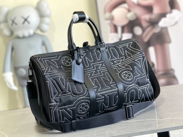 顶级原单 N 21428 这款keepall 45 配肩带旅行袋采用柔软的damier Infini 皮革，传承了经典风格。无论肩背还是手提，其标志性的外形都将