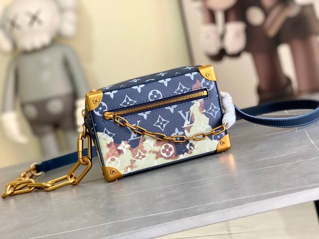 M23731 M44735 !Mini Soft Trunk 枪火玫瑰 以细致粒面taurillon Monogram皮革制造,深色monogram画布上的色彩 M23731 M44735 !Mini Soft Trunk 枪火玫瑰 以细致粒面taurillon Monogram皮革制造,深色monogram画布上的色彩