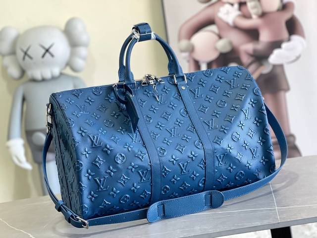 顶级原单m21375黑色 Keepall Bandoulière 50 旅行袋是路易威登的经典假日设计之一，此次先后采用压印和印花工艺，为皮革表面描绘褪色效果