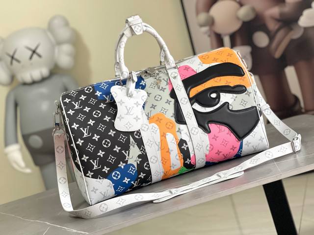 M23160 路易威登经典 Keepall 45尺寸旅行袋款号23160 浸染宛如朝阳的粉彩色调，活力迎接 春季。Monogram 帆布呈现柔和光彩，随身上机行