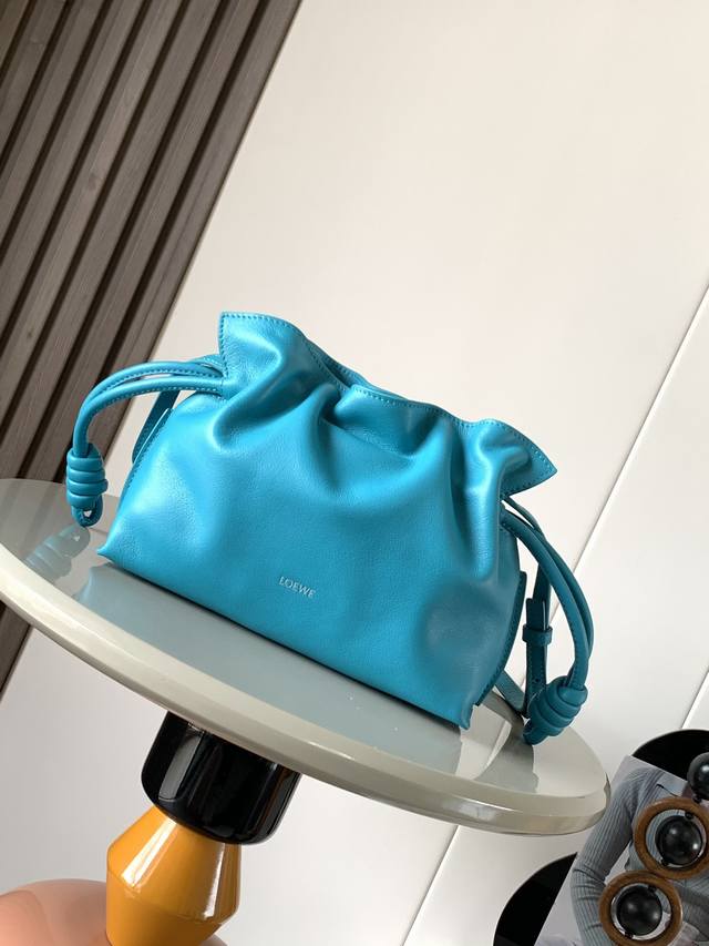 新版本福袋迷你23Cm新款纳帕牛皮革flamenco手拿包福袋采用拉绳收紧，并打上标志性的盘绕结这个版本采用纳帕牛皮革制成不得不说，这个品牌将皮质的柔软和实用主