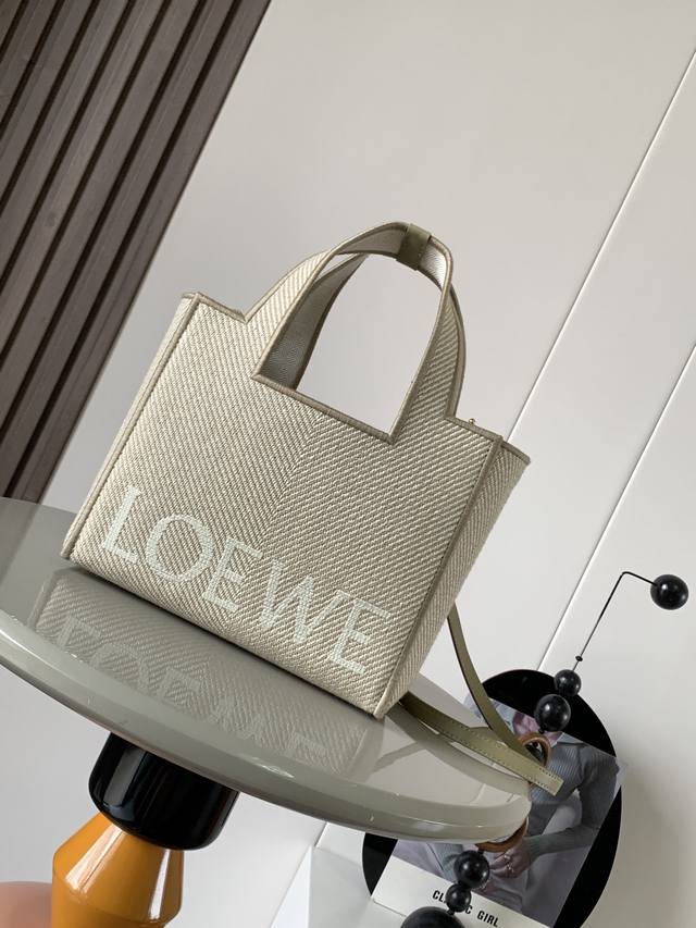 小号提花帆布 Loewe Font Tote 手袋 Loewe Font Tote 是一款长方体手袋,饰有对比色 Loewe 标志。小号版本以提花帆布制成饰有皮 小号提花帆布 Loewe Font Tote 手袋 Loewe Font Tote 是一款长方体手袋,饰有对比色 Loewe 标志。小号版本以提花帆布制成饰有皮