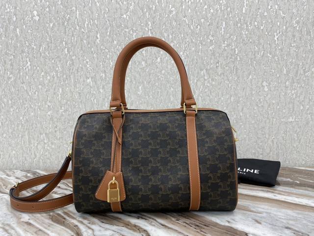 Triomphe帆布波士顿包 12 X 8 X 7英寸 31 X 20 X 17厘米 61%帆布，39%小牛皮 双拉链 可调节可拆卸皮革肩带长17英寸 43厘米