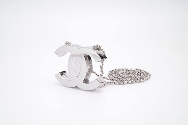 Ohanel 25C早春度假系列双c Logo小废包 大货实拍图 进口全铜材质，白呖色和金色两个颜色，内里是镜子，小废包一枚～只能装下时髦和小可爱凹造型绝绝子