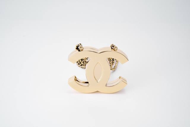 Ohanel 25C早春度假系列双c Logo小废包 大货实拍图 进口全铜材质，白呖色和金色两个颜色，内里是镜子，小废包一枚～只能装下时髦和小可爱凹造型绝绝子