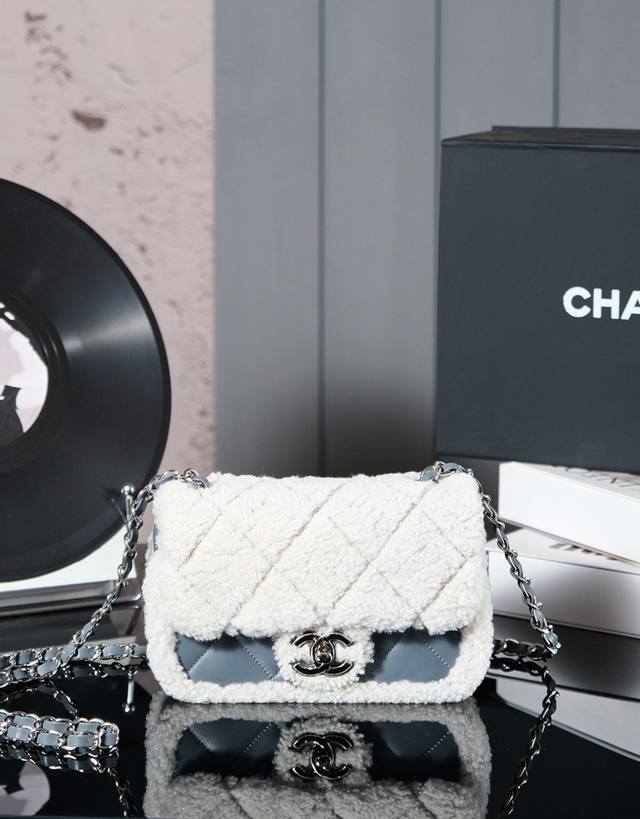 经典系列 尺寸：** 拍照灯光有色差 24K新出泰迪羊羔毛cf系列 可爱值满分 毛茸茸软糯糯 妥妥的美拉德色系 包包真的太绝啦亮点和细节超级多 无论是搭配日常的