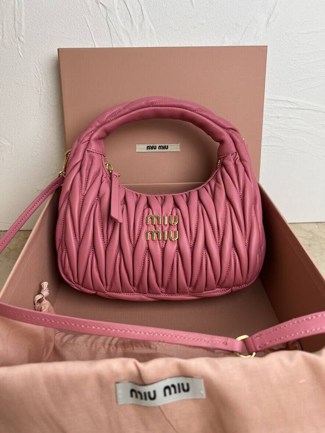 Miuwander 手袋，采用进口小羊皮经典品牌标志性matelasse纹理绣花，复古磨砂五金，利用圆孤的曲线，保留了应有的俏皮感，包型整体硬挺有型，充满个性，