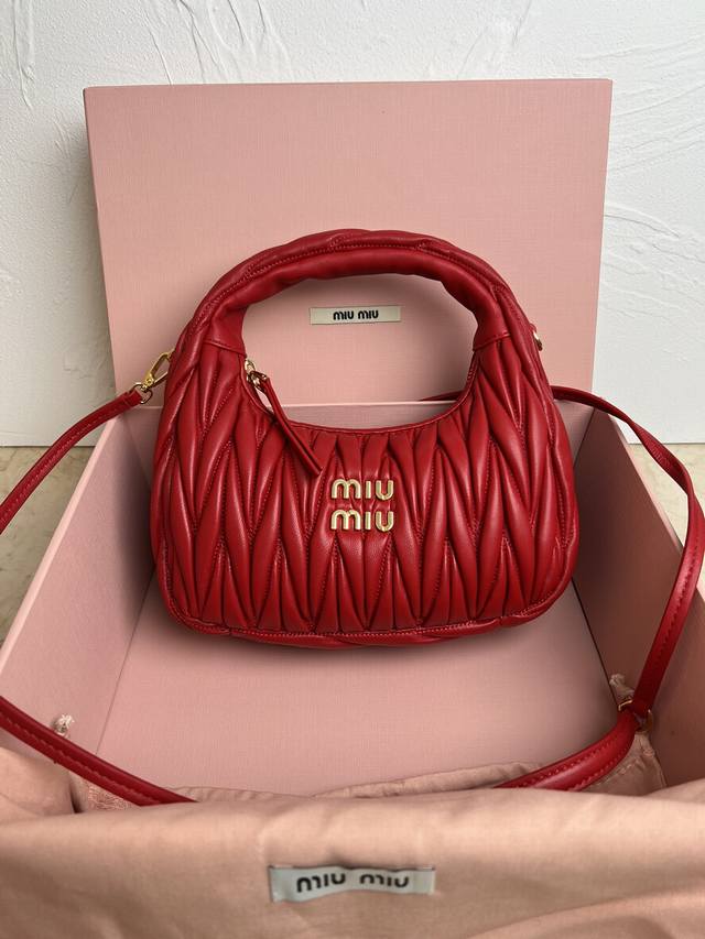 Miuwander 手袋,采用进口小羊皮经典品牌标志性matelasse纹理绣花,复古磨砂五金,利用圆孤的曲线,保留了应有的俏皮感,包型整体硬挺有型,充满个性, Miuwander 手袋,采用进口小羊皮经典品牌标志性matelasse纹理绣花,复古磨砂五金,利用圆孤的曲线,保留了应有的俏皮感,包型整体硬挺有型,充满个性,