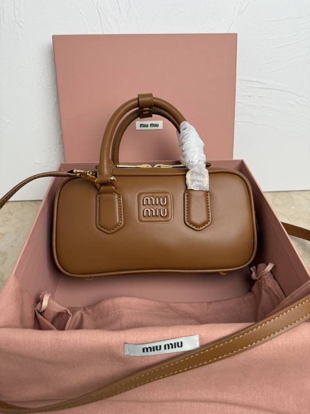 5Bb142，Mi家新款保龄球包包，官网主推，今年绝对爆款式，顶级进口小牛皮，Miu家独具风格matelasse图案，包身精致立体有型，正面刻字徽标与皮革颜色相