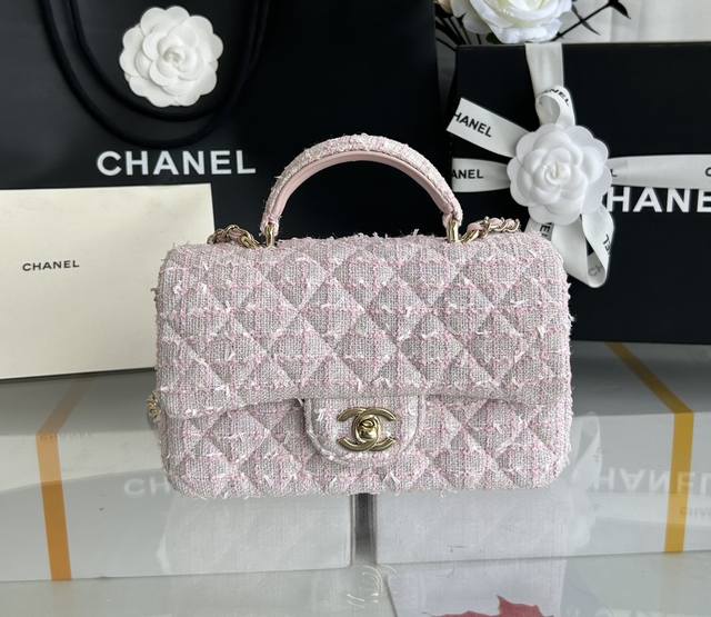 法国高级定制手工坊 款号:As2431 尺寸：20×14×7Cm: 最新羊皮系列：Cf手提系列。专柜限量抢购版，五金点缀手提 贵气临人，加上这次的设计延续了cf