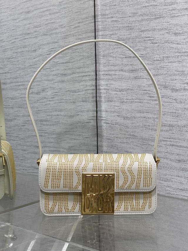 白色现货 Dior秋冬系列miss Dior复古 采用黑色牛皮革精心制作 别具一格的字母打钉标志 精湛的工艺 宽敞的隔层设计 搭配可拆卸的肩带 可手提 肩背或手