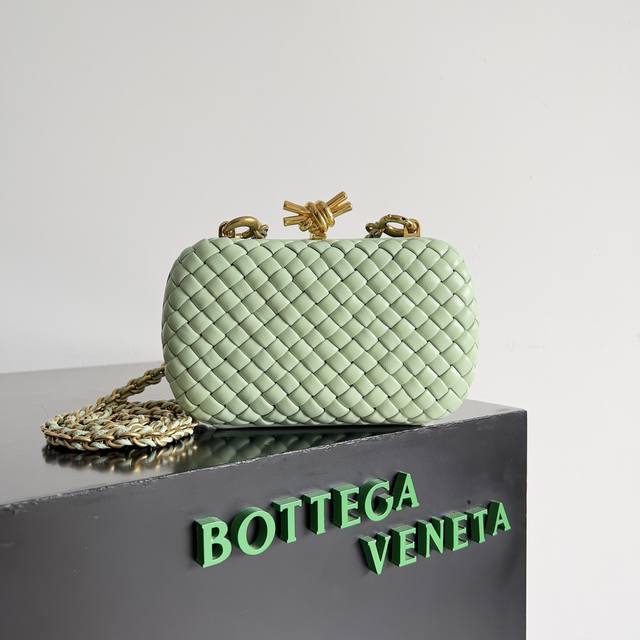 Bottega Veneta葆蝶家女士knot晚装包链条版隆重上市啦！精致而优雅，柔美而富含力量，这款包绝对是知性女性的代表，作为bv家的常青款，链条的加持无异