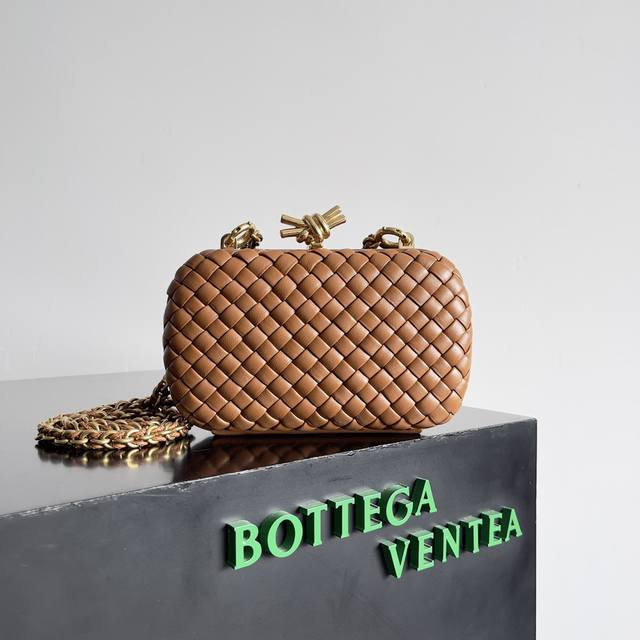 Bottega Veneta葆蝶家女士knot晚装包链条版隆重上市啦！精致而优雅，柔美而富含力量，这款包绝对是知性女性的代表，作为bv家的常青款，链条的加持无异