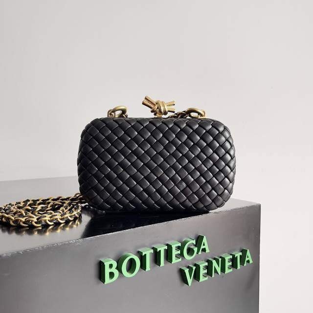 Bottega Veneta葆蝶家女士knot晚装包链条版隆重上市啦！精致而优雅，柔美而富含力量，这款包绝对是知性女性的代表，作为bv家的常青款，链条的加持无异