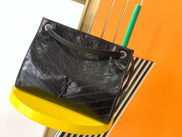 原厂皮 # #原厂皮版本niki Shopping Bag到货！延续niki风格采用抓皱油蜡牛皮及logo使用真皮包裹设计；包袋中间有磁吸扣，保障了包包使用的安